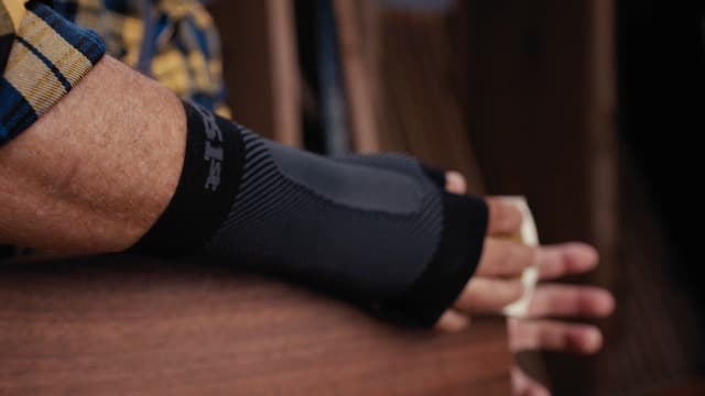 OrthoSleeve Compression Wrist Sleeve/Brace WS6 for Carpal Tunnel Syndrome, wrist pain/strain, fatigue and arthritis