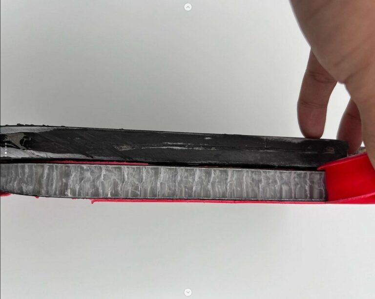 signs of a delaminated pickleball paddle